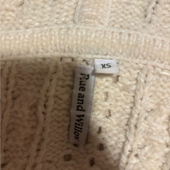 Rue and Willow cream sweater with hood size xs - Picture 2 of 3